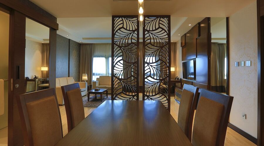 4* Metropolitan Hotel Dubai vb.