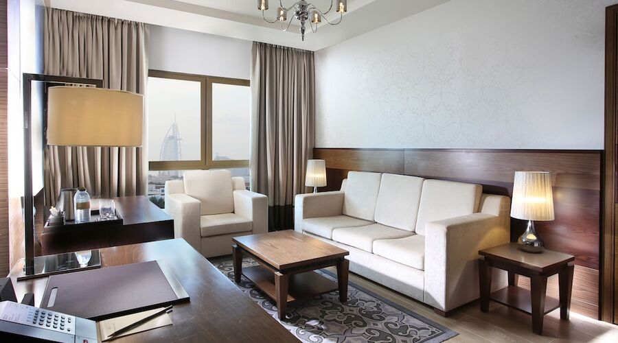 4* Metropolitan Hotel Dubai vb.