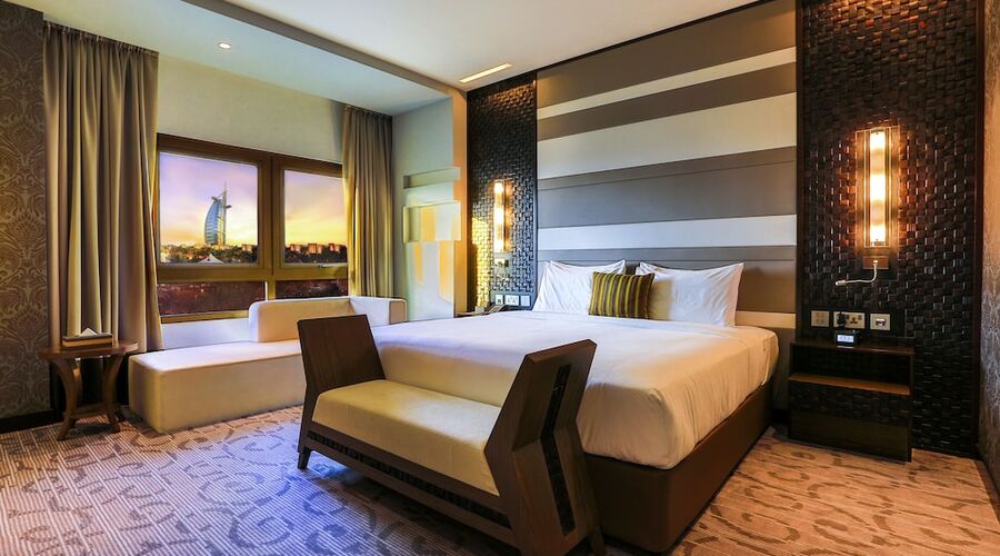 4* Metropolitan Hotel Dubai vb.
