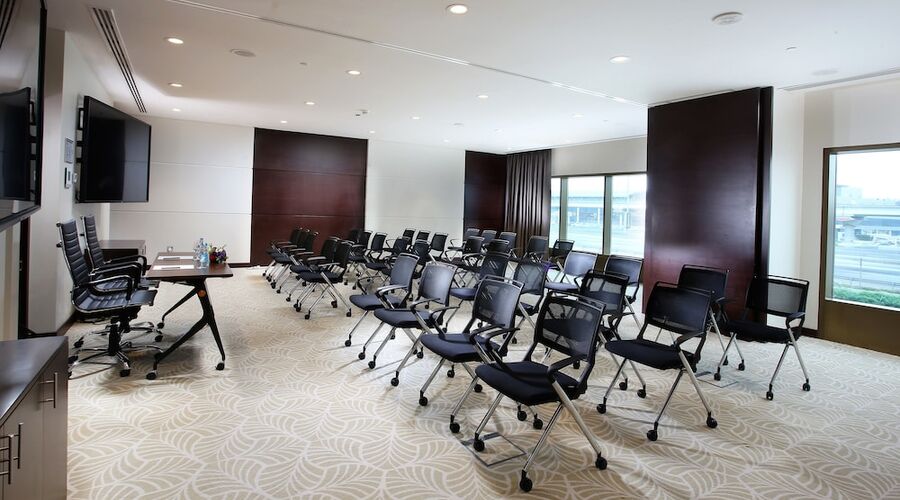 4* Metropolitan Hotel Dubai vb.