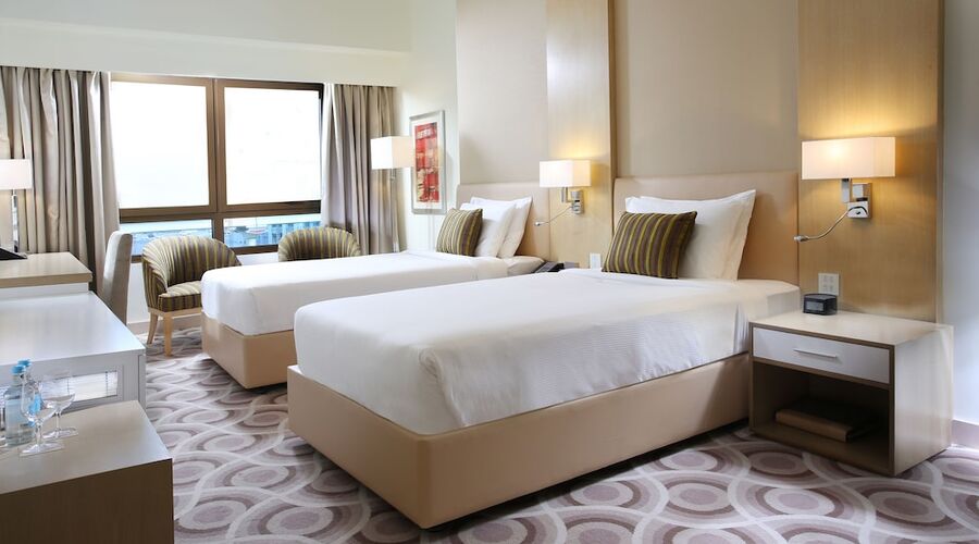 4* Metropolitan Hotel Dubai vb.