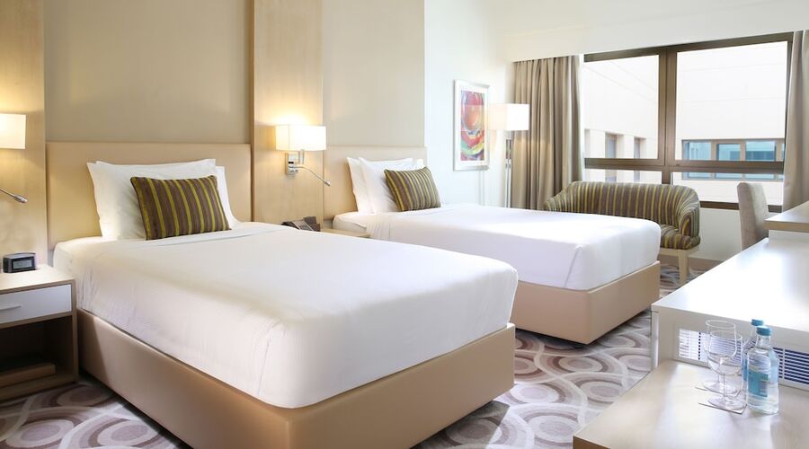 4* Metropolitan Hotel Dubai vb.