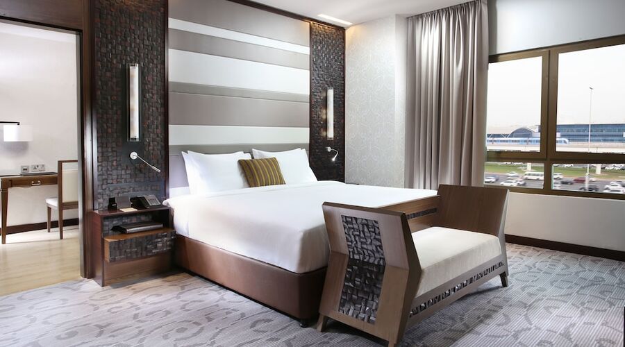 4* Metropolitan Hotel Dubai vb.