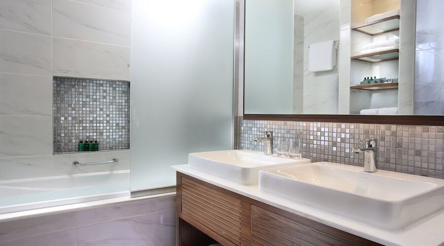 4* Metropolitan Hotel Dubai vb.