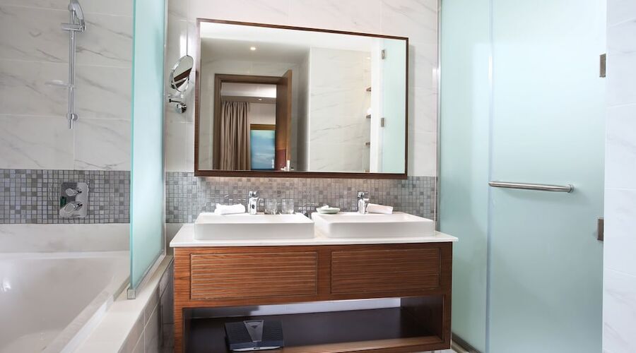 4* Metropolitan Hotel Dubai vb.
