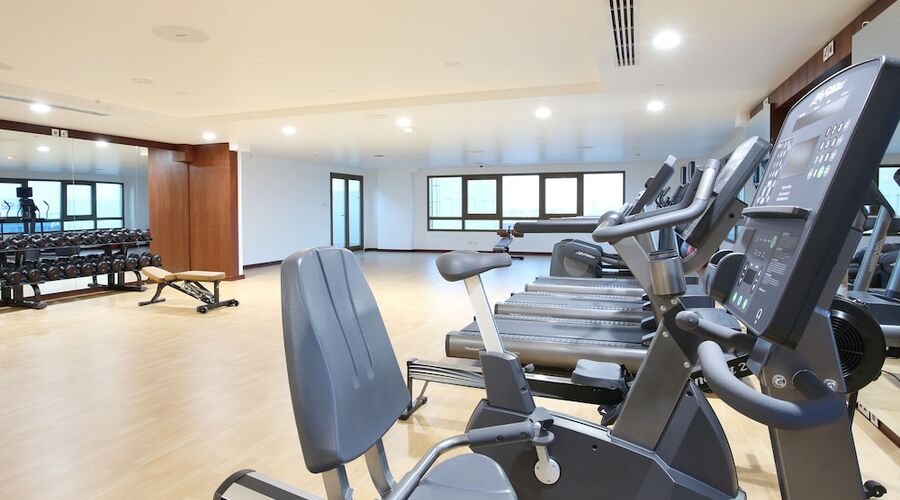 4* Metropolitan Hotel Dubai vb.