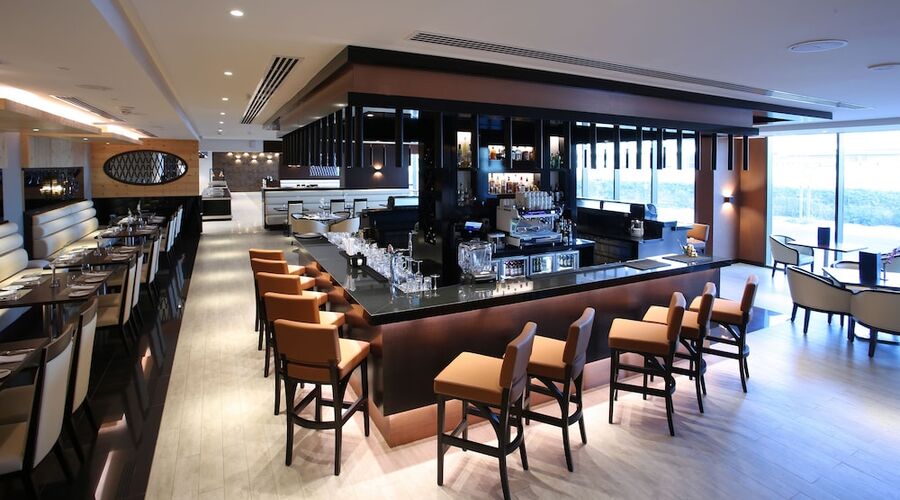 4* Metropolitan Hotel Dubai vb.