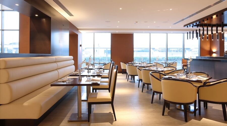 4* Metropolitan Hotel Dubai vb.