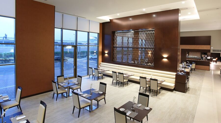 4* Metropolitan Hotel Dubai vb.