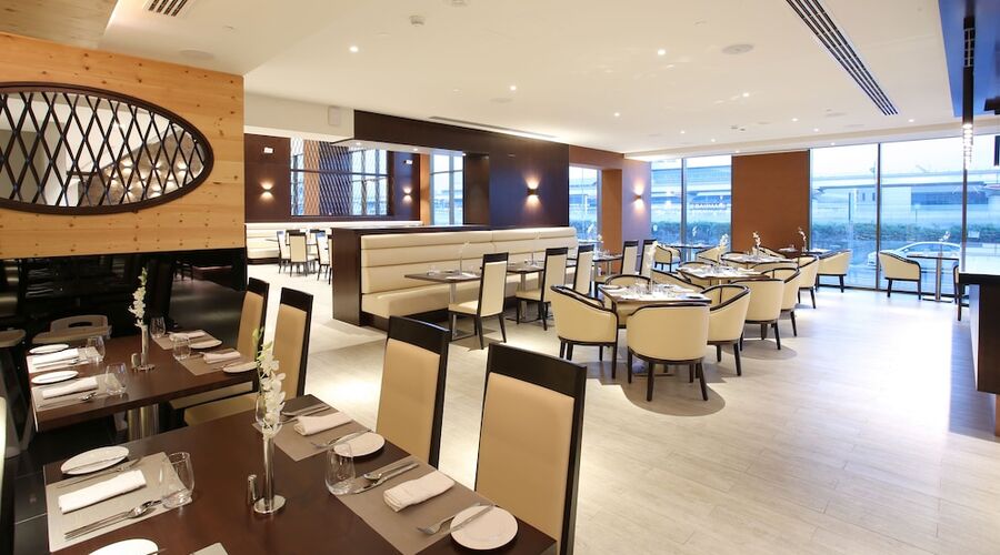 4* Metropolitan Hotel Dubai vb.