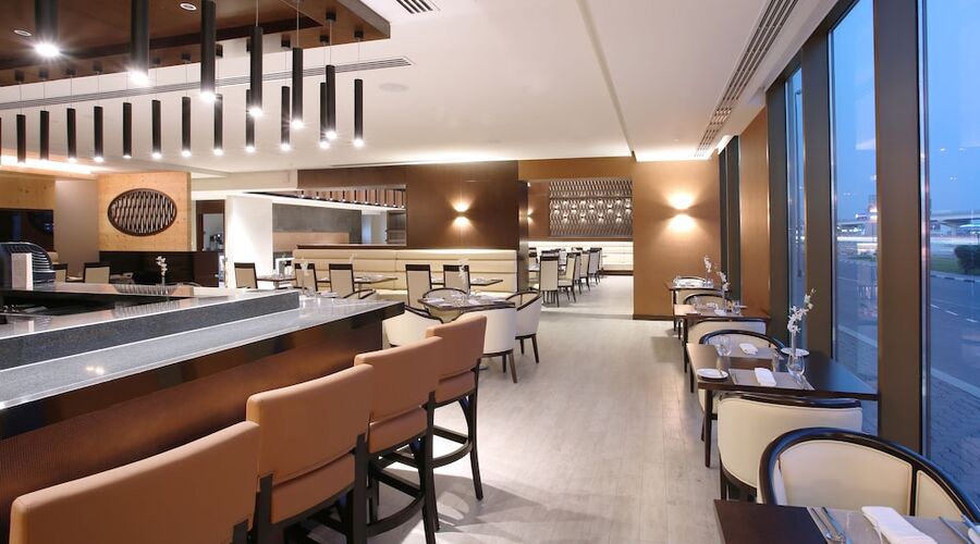 4* Metropolitan Hotel Dubai vb.