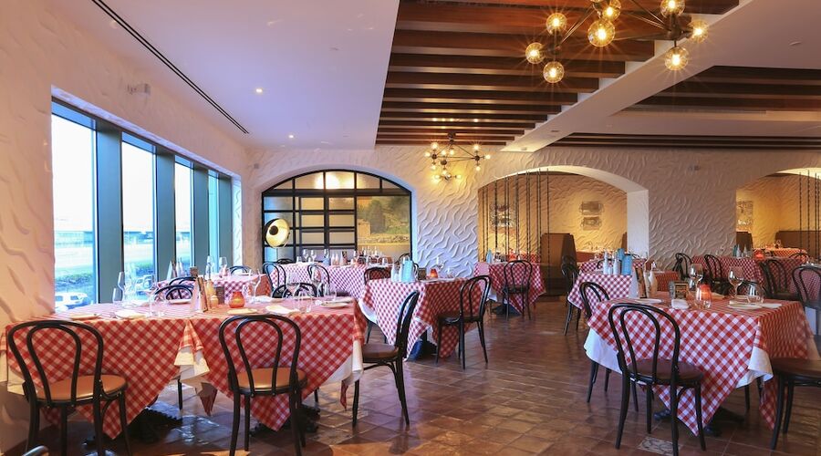 4* Metropolitan Hotel Dubai vb.