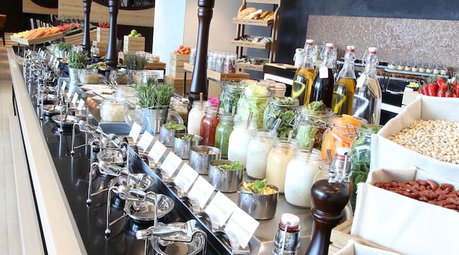 4* Metropolitan Hotel Dubai vb.