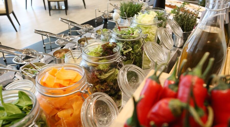 4* Metropolitan Hotel Dubai vb.