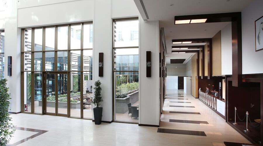 4* Metropolitan Hotel Dubai vb.
